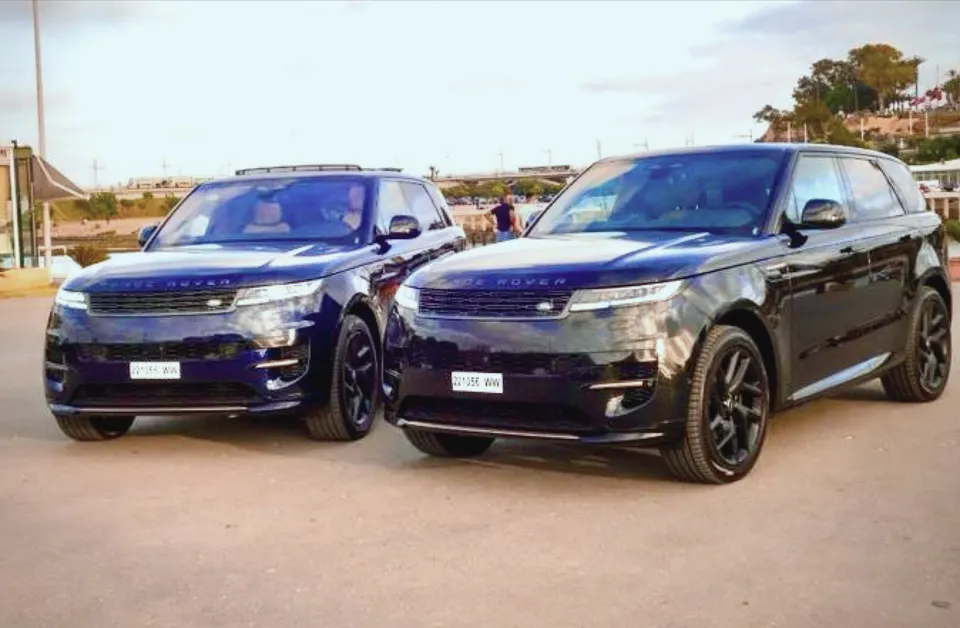Deux Range Rover Sport de la Collection au crépuscule