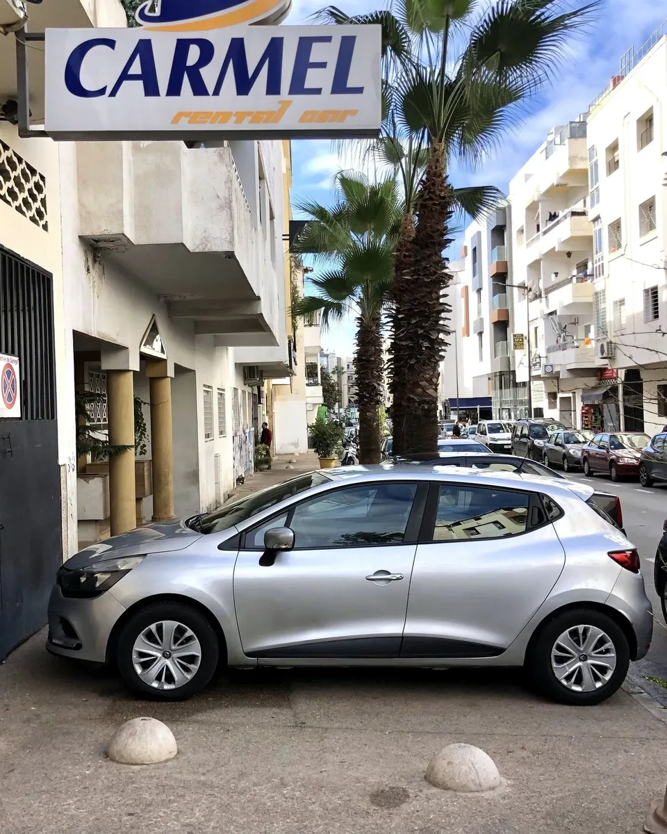 Renault Clio manuelle · Devant l’agence, rue Jabal Oukaïmeden · Photo de l’agence
