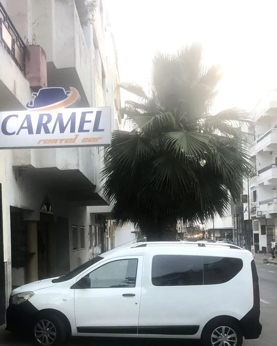 Dacia Dokker · Devant l’agence, rue Jabal Oukaïmeden · Photo de l’agence