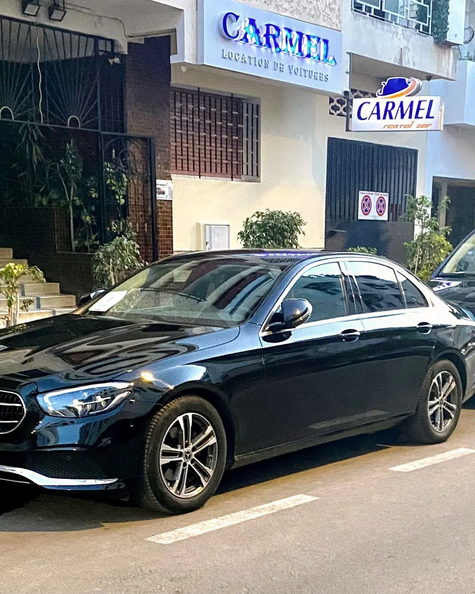 Mercedes Classe E · Devant l’agence, rue Jabal Oukaïmeden · Photo de l’agence
