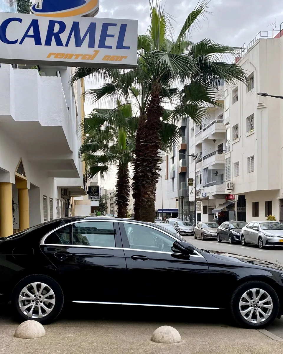 Mercedes Classe E · Devant l’agence, rue Jabal Oukaïmeden · Photo de l’agence