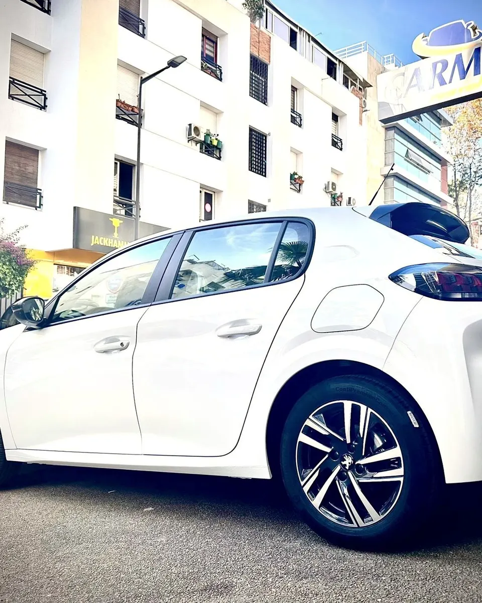 Nouvelle Peugeot 208 · Devant l’agence, rue Jabal Oukaïmeden · Photo de l’agence