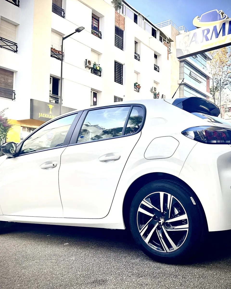 Nouvelle Peugeot 208 · Devant l’agence, rue Jabal Oukaïmeden · Photo de l’agence
