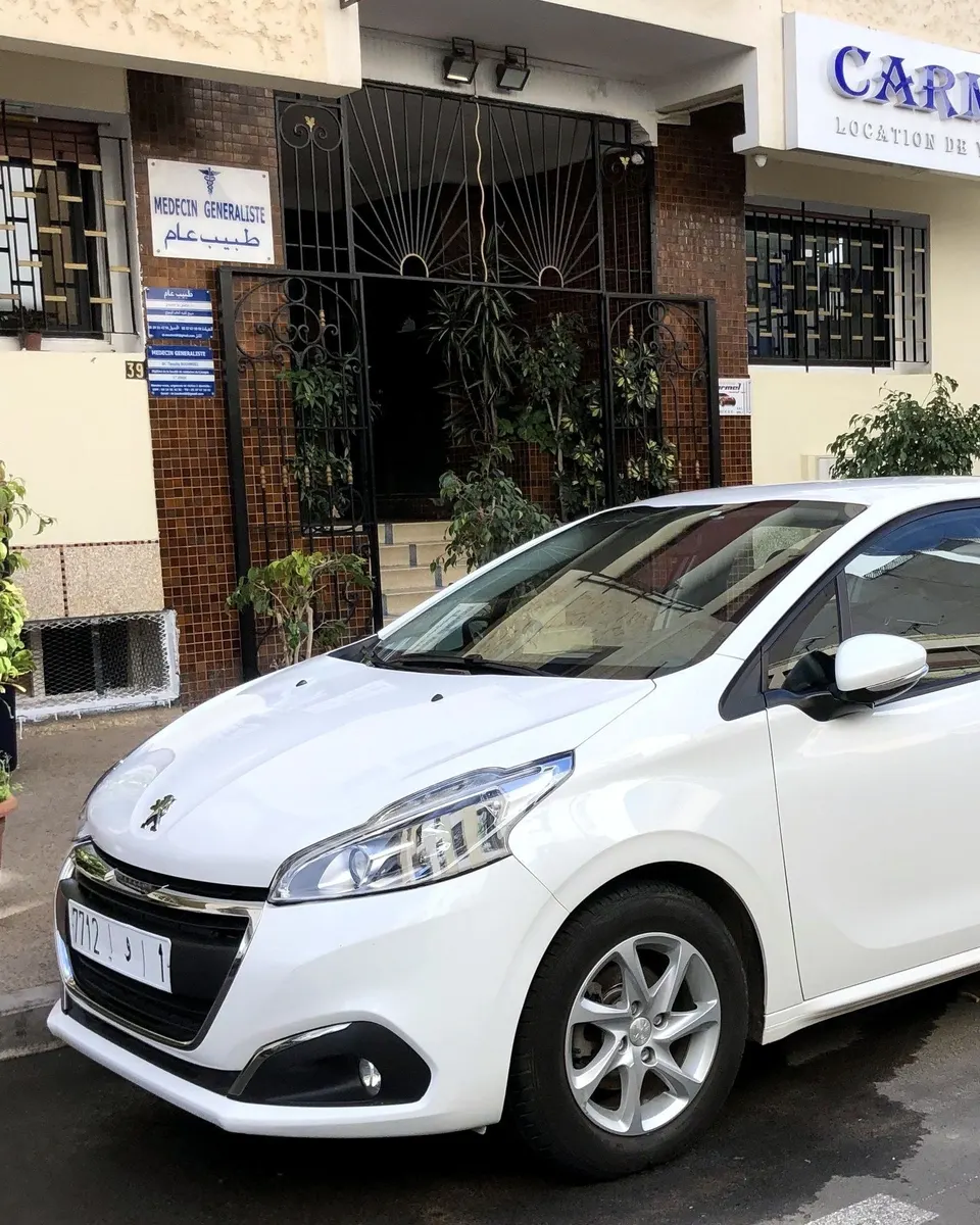 Peugeot 208 · Devant l’agence, rue Jabal Oukaïmeden · Photo de l’agence
