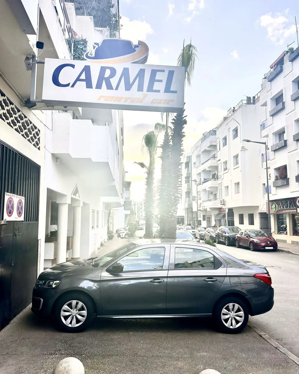 Peugeot 301 · Devant l’agence, rue Jabal Oukaïmeden · Photo de l’agence