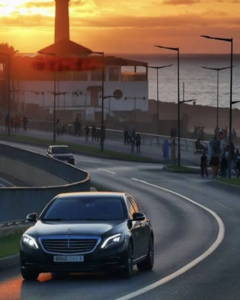 Mercedes Classe S · Coucher de soleil sur la corniche · Photo de l’agence