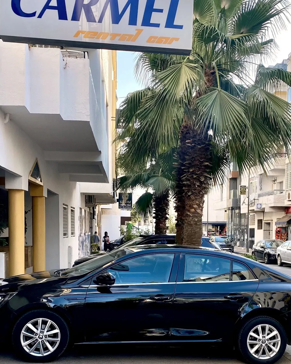 Renault Talisman · Devant l’agence, rue Jabal Oukaïmeden · Photo de l’agence