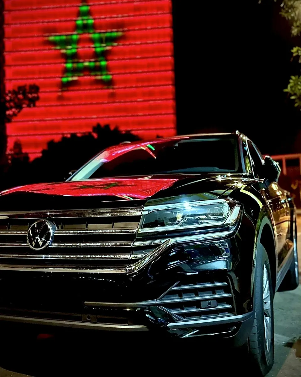 Volkswagen Touareg · Devant le drapeau marocain · Photo de l’agence