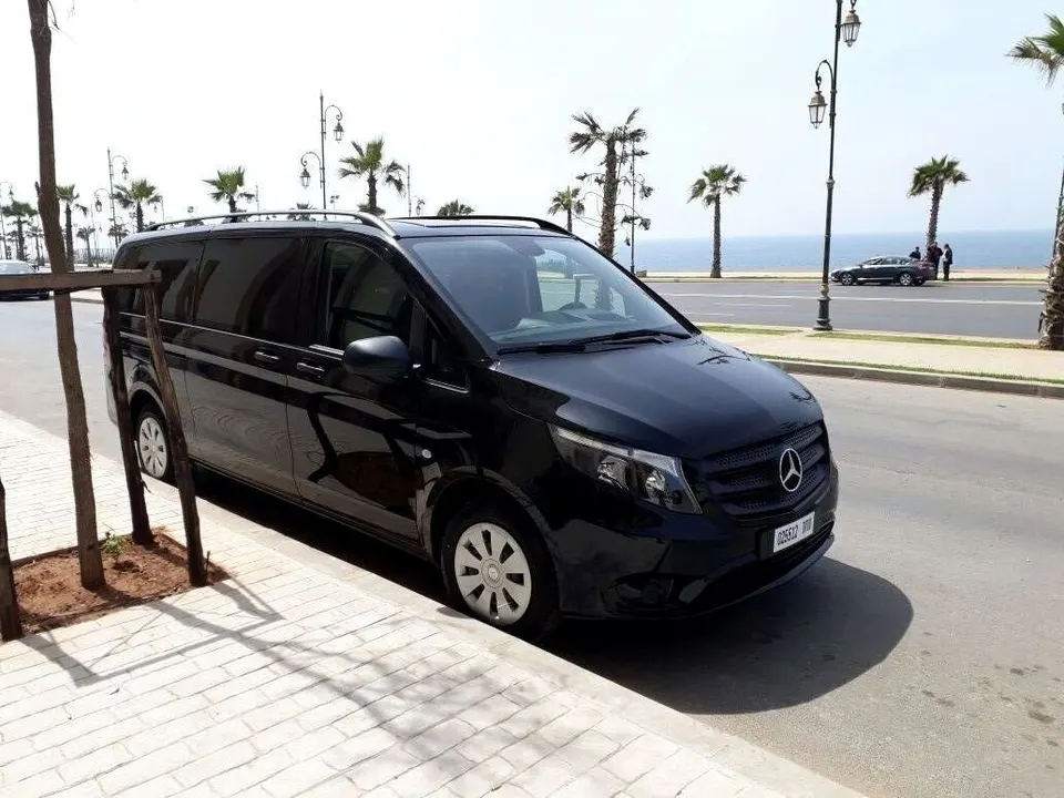 Van Mercedes noir garé sur la corniche de Rabat