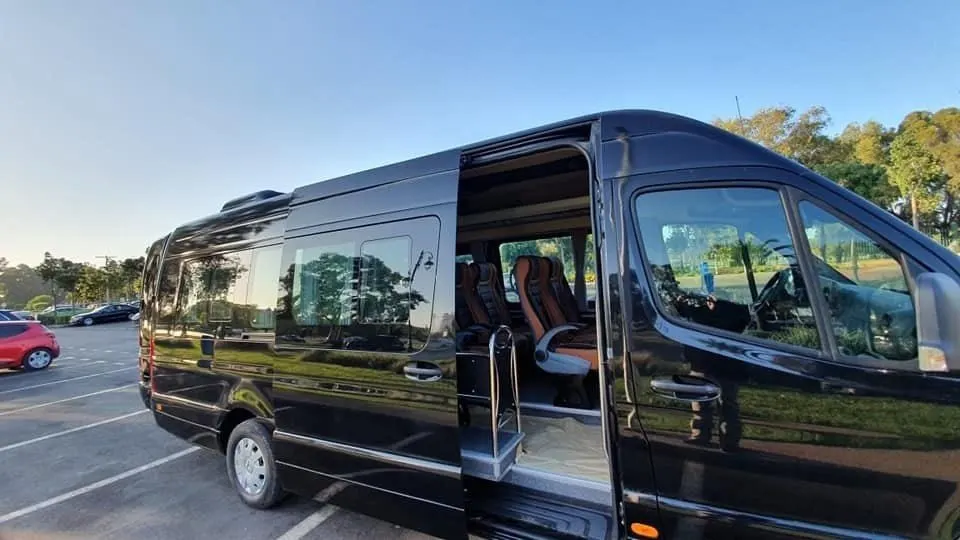 Mercedes Sprinter noir aménagé, porte latérale ouverte