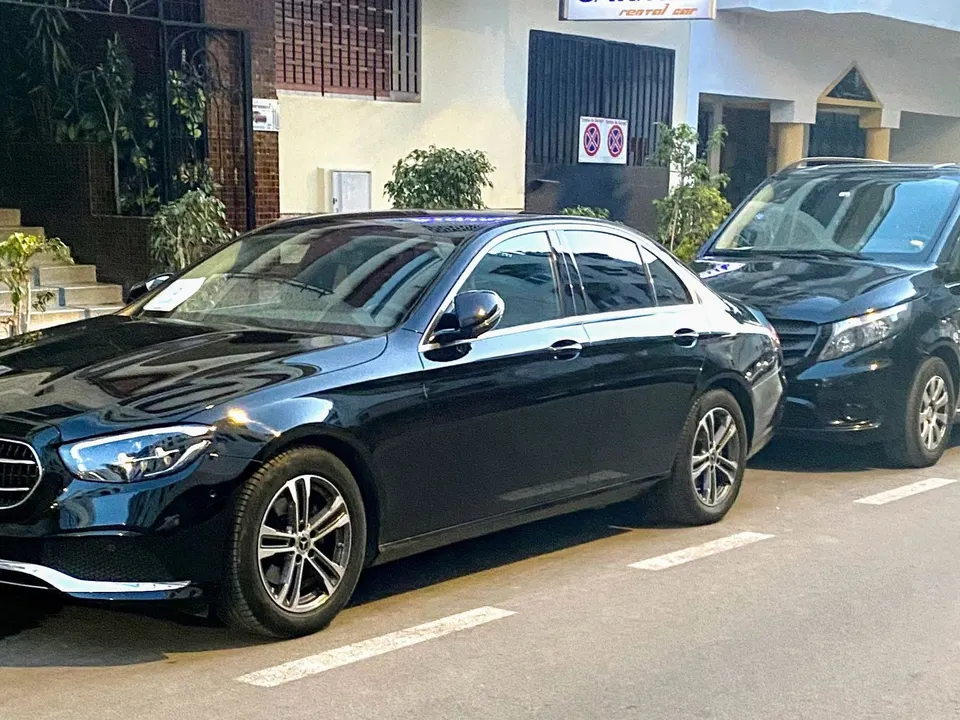 Mercedes Classe E noire et van noir garés devant l’agence Carmel