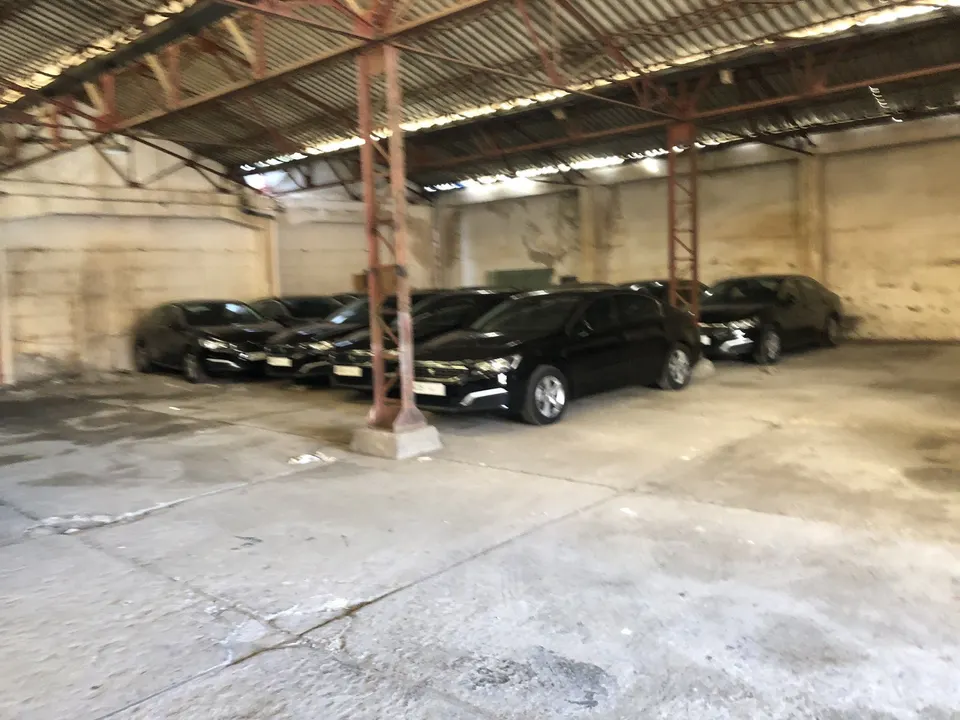 Voitures noires alignées dans un parking couvert