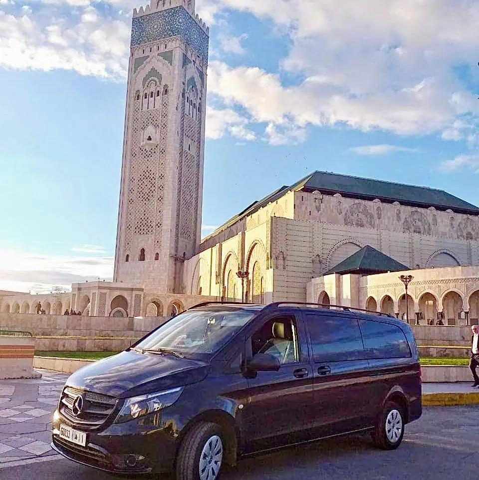 Van Mercedes noir devant la mosquée Hassan II à Casablanca