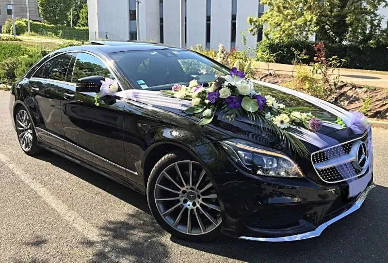 Mercedes CLS noire décorée de fleurs blanches pour un mariage